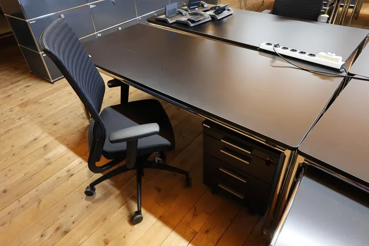 1 x Bosse Bürotisch 1 x Palmberg Rollcontainer 1 x Bürostuhl Maße: 180 x 80 x 72 cm
